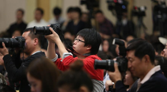 大学校园接力唱着青春之歌，勇往直前